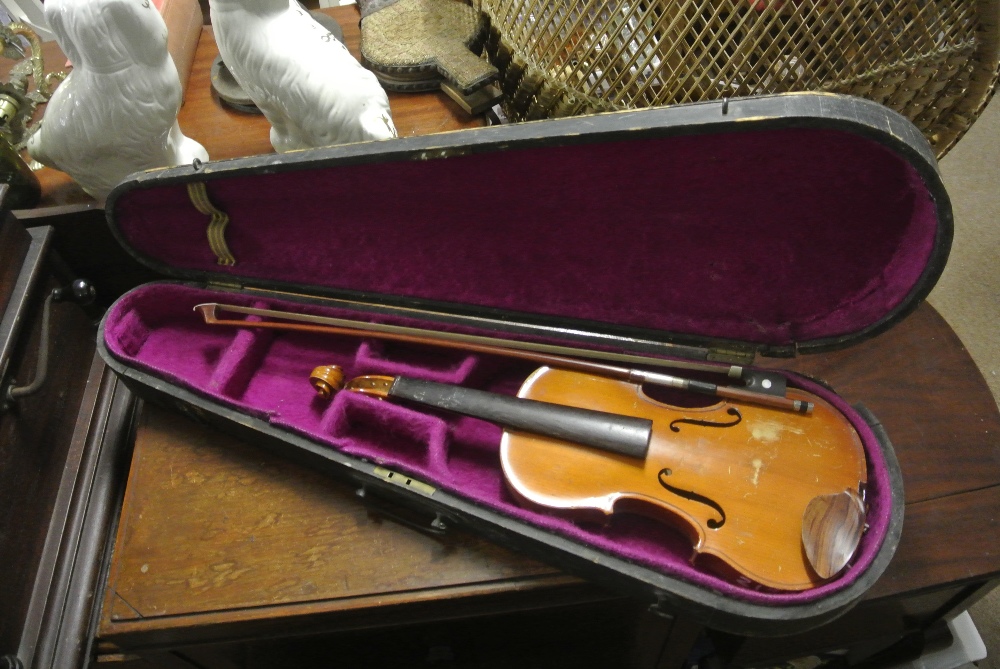 COLLECTABLES - A vintage cased violin with interio - Image 2 of 3