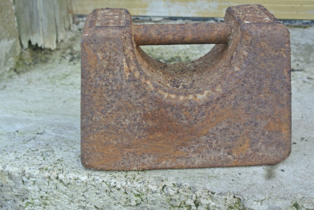 COLLECTABLES - An antique 28lb weight, stamped 'IM