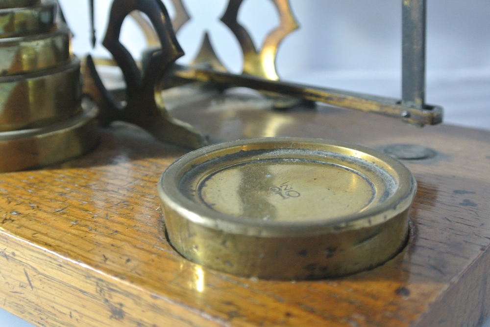 COLLECTABLES - A set of antique brass postal scale - Image 3 of 6