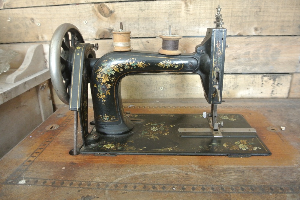 COLLECTABLES - A vintage/ antique Singer sewing ma - Image 3 of 3