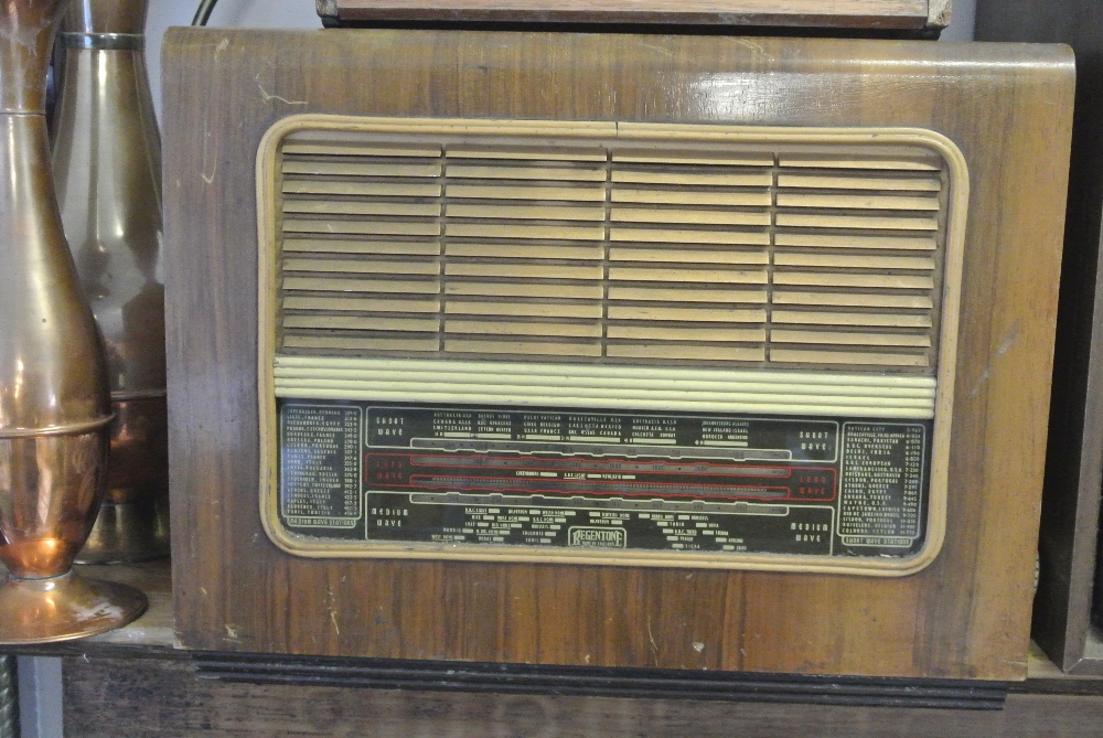 COLLECTABLES - A wooden cased Regentone table top