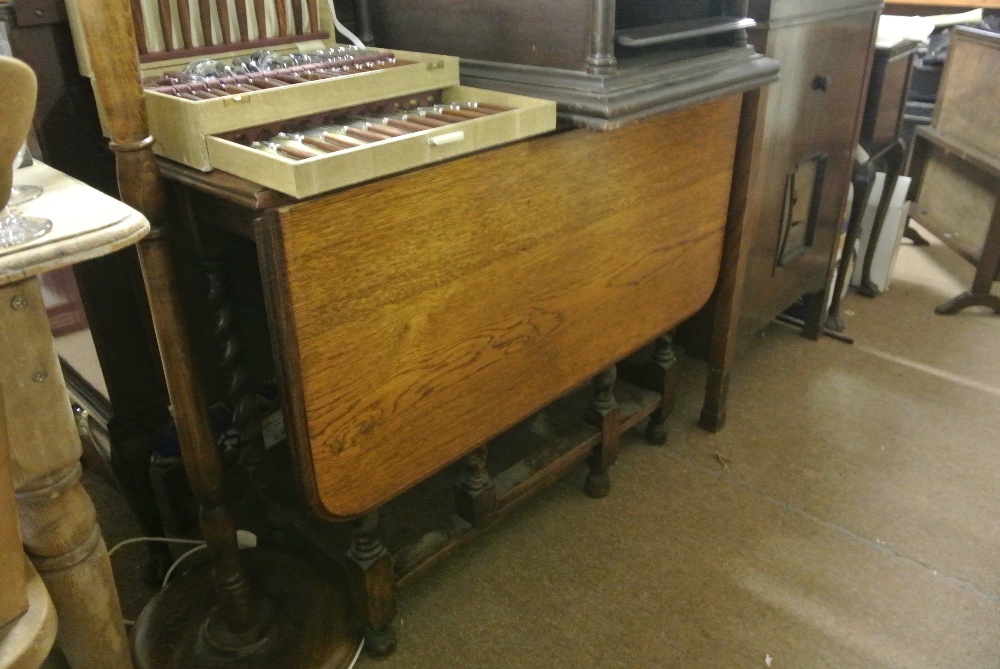 FURNITURE/ HOME - A vintage oak drop leaf table. - Image 2 of 2