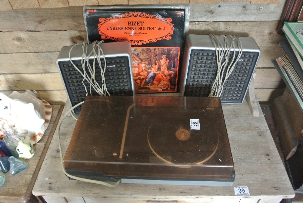 COLLECTABLES - A vintage record player, complete w