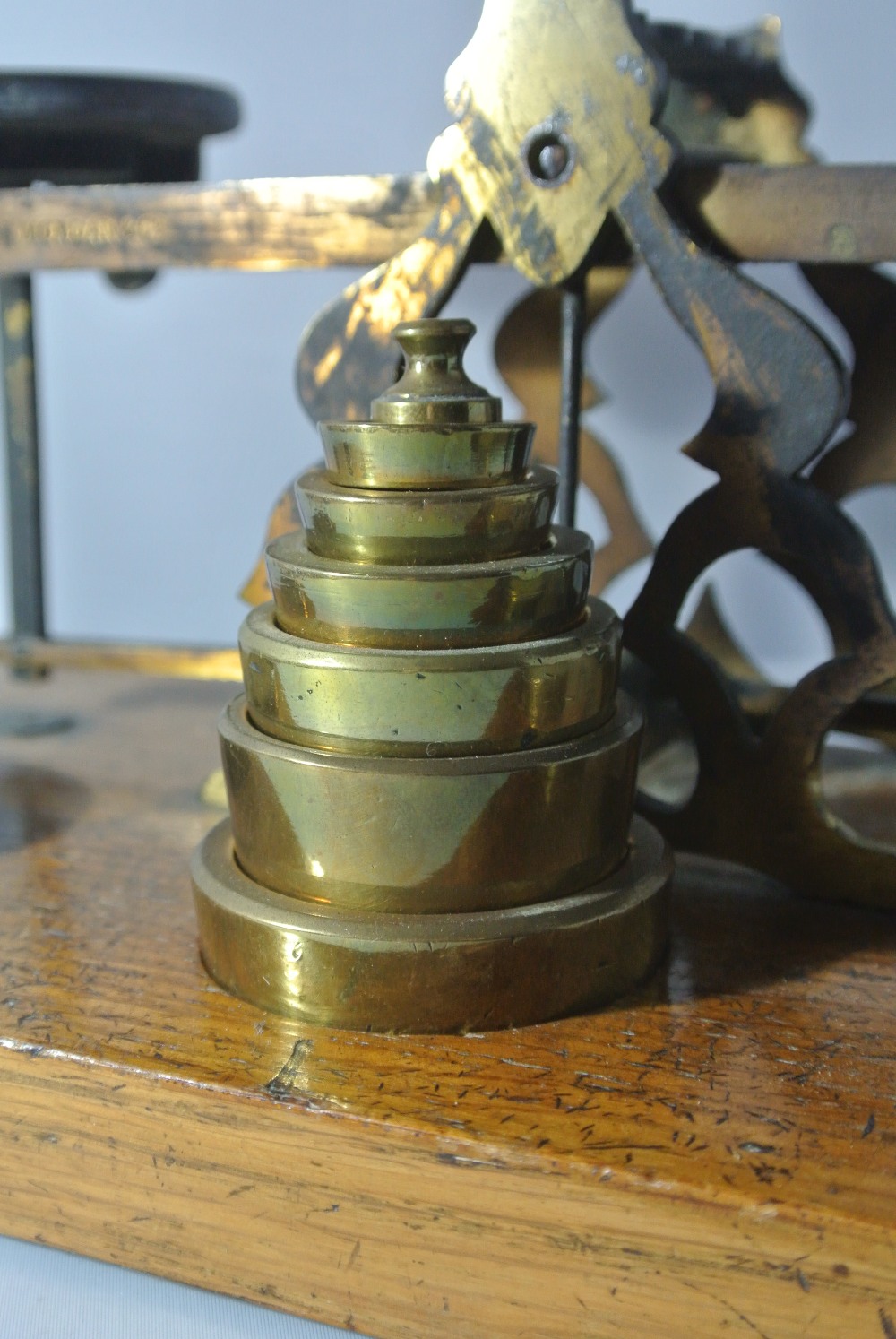 COLLECTABLES - A set of antique brass postal scale - Image 4 of 6