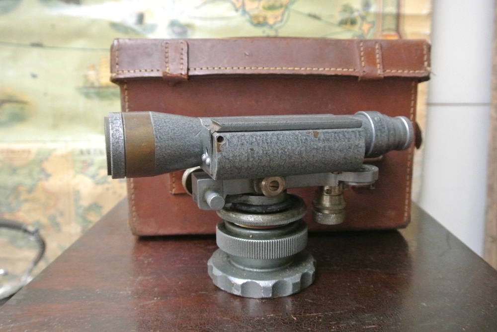 COLLECTABLES - A vintage/ antique cased surveyors