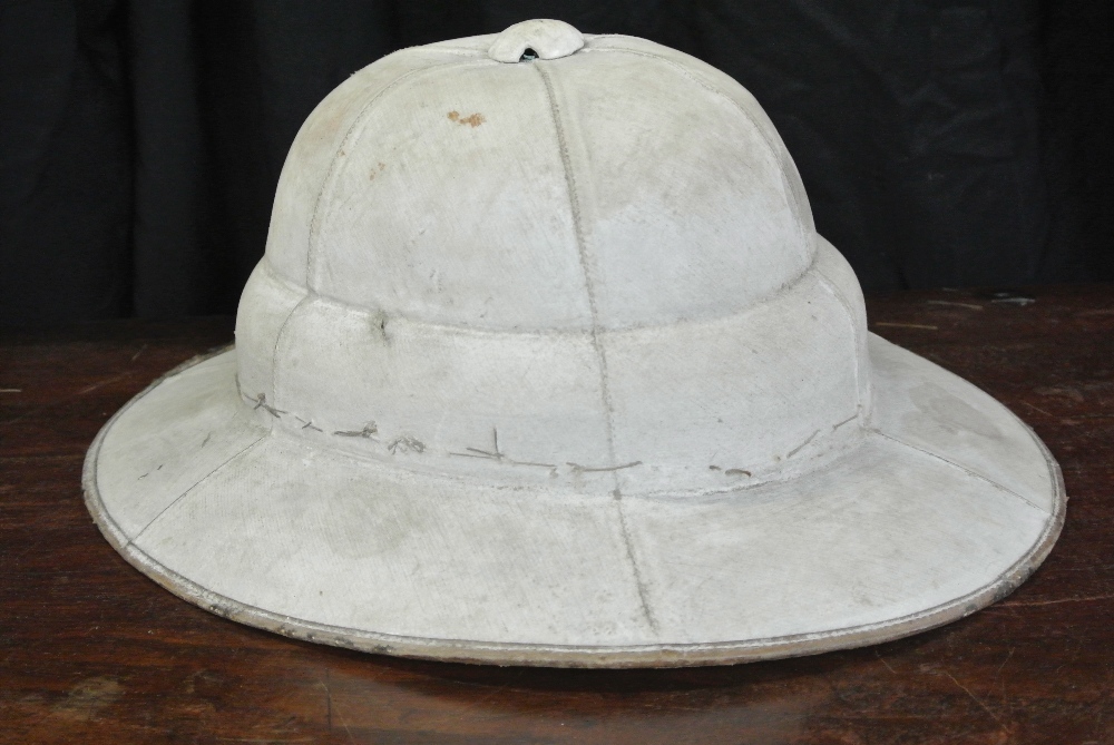 COLLECTABLES - A vintage pith helmet, interior lab