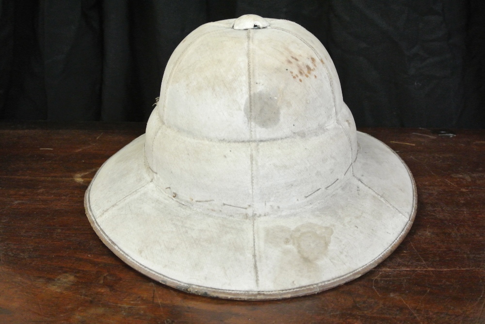 COLLECTABLES - A vintage pith helmet, interior lab - Image 4 of 4