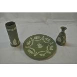 CERAMICS - A collection of 3 pieces of Wedgwood gr