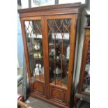 FURNITURE/ HOME - A modern display cabinet with 2