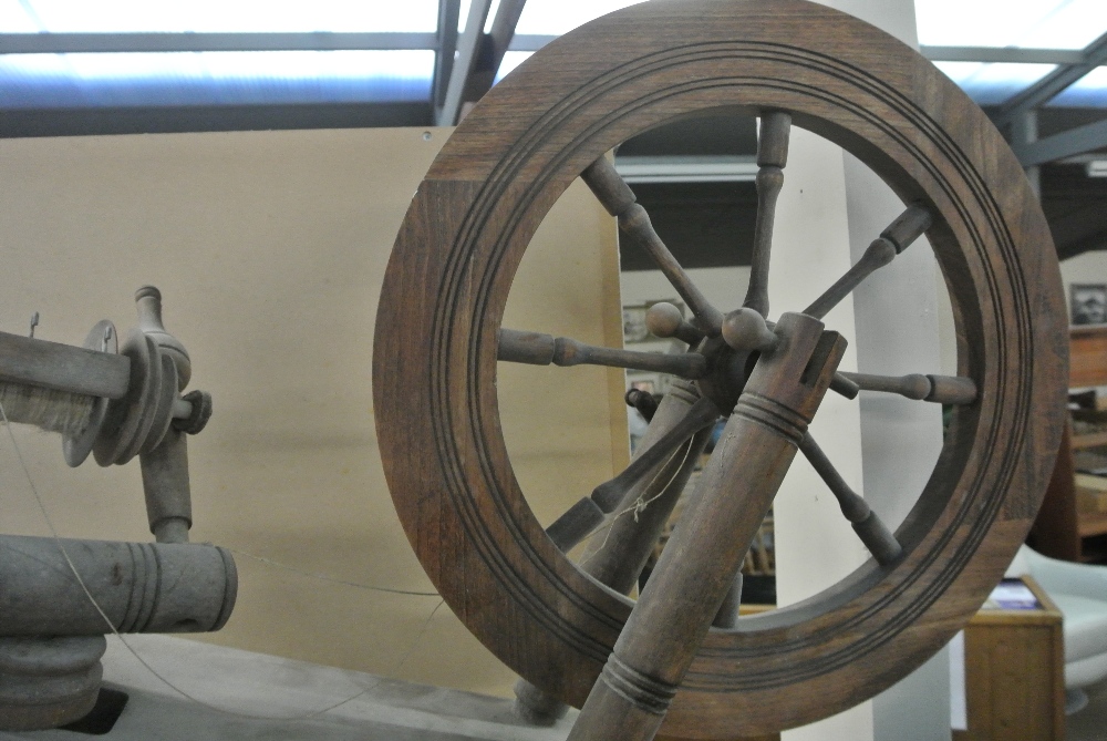 COLLECTABLES - An antique spinning wheel. - Image 3 of 3