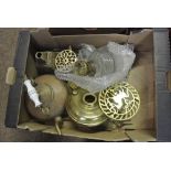 COLLECTABLES - A collection of various oil lamp pa