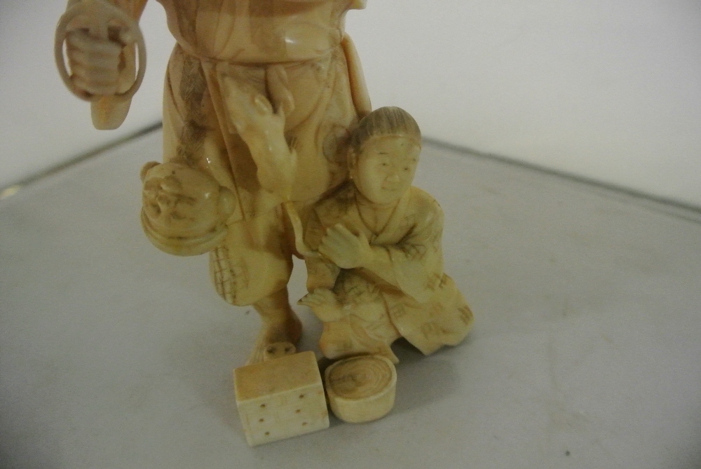 COLLECTABLES - An antique/ Meiji period carved ivo - Image 3 of 4