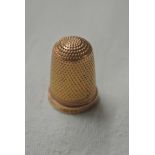 GOLD - A 9ct gold cased antique thimble.