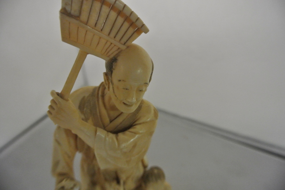 COLLECTABLES - An antique/ Meiji period carved ivo - Image 2 of 4