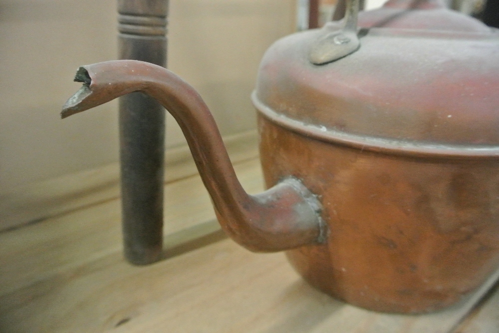 COLLECTABLES - A vintage/ antique copper kettle. - Image 3 of 3