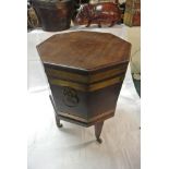 FURNITURE/ HOME - A stunning mahogany Georgian period Cellarette, with octagonal top on original cas