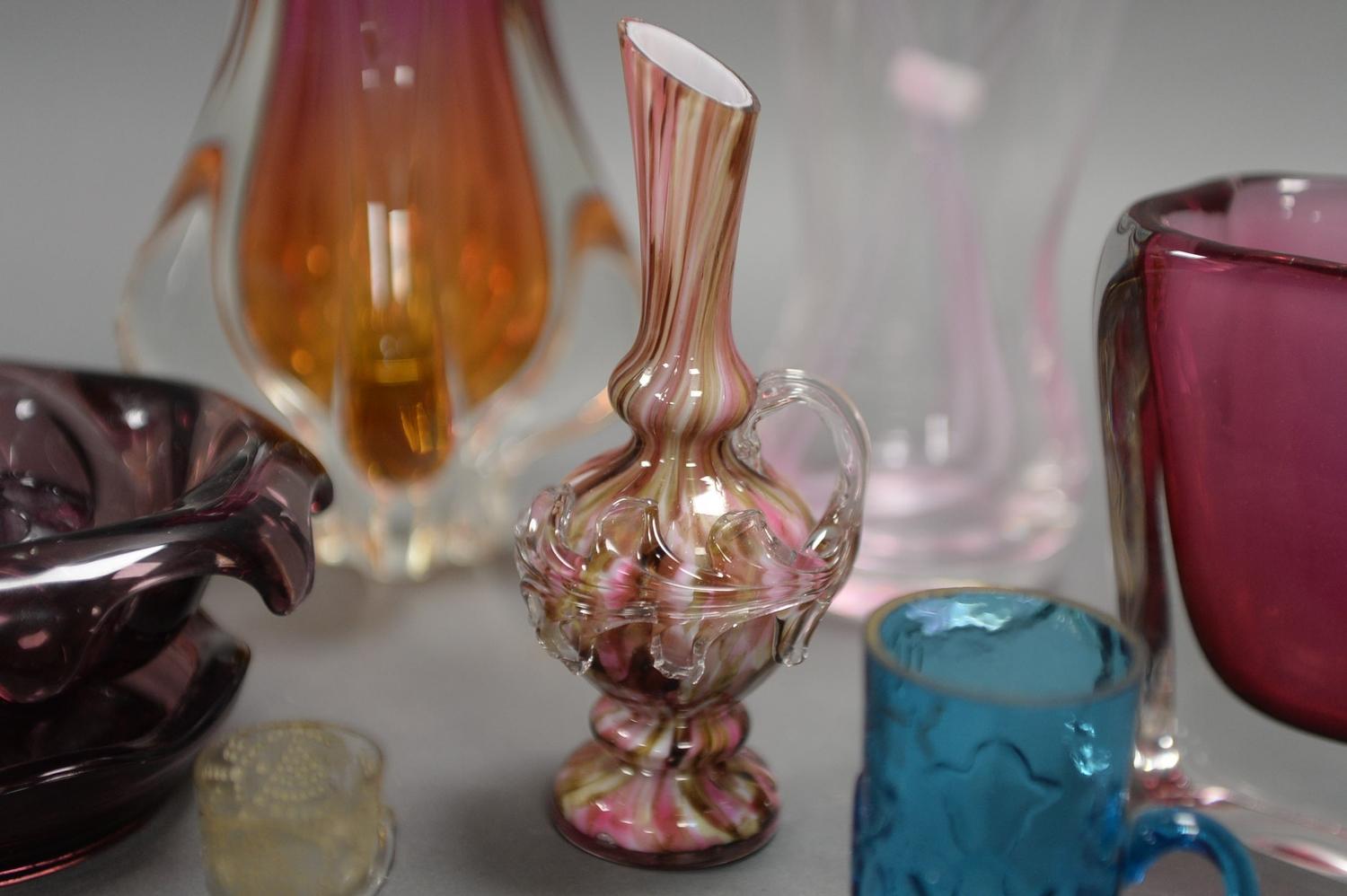 A SELECTION OF MODERN AND VINTAGE DECORATIVE GLASSWARE - Image 2 of 2