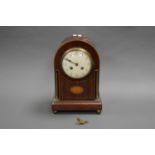 A NICELY INLAID FRENCH MANTLE CLOCK, MEASURING 28CM HIGH