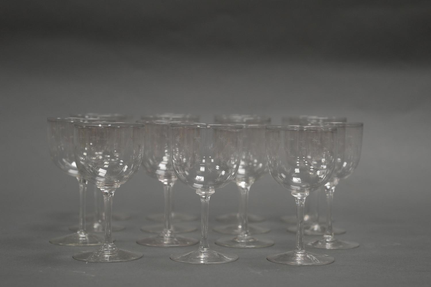 A SET OF FIFTEEN CRYSTAL SHERRY GLASSES. Each embellished with hand cut stars - Image 2 of 3