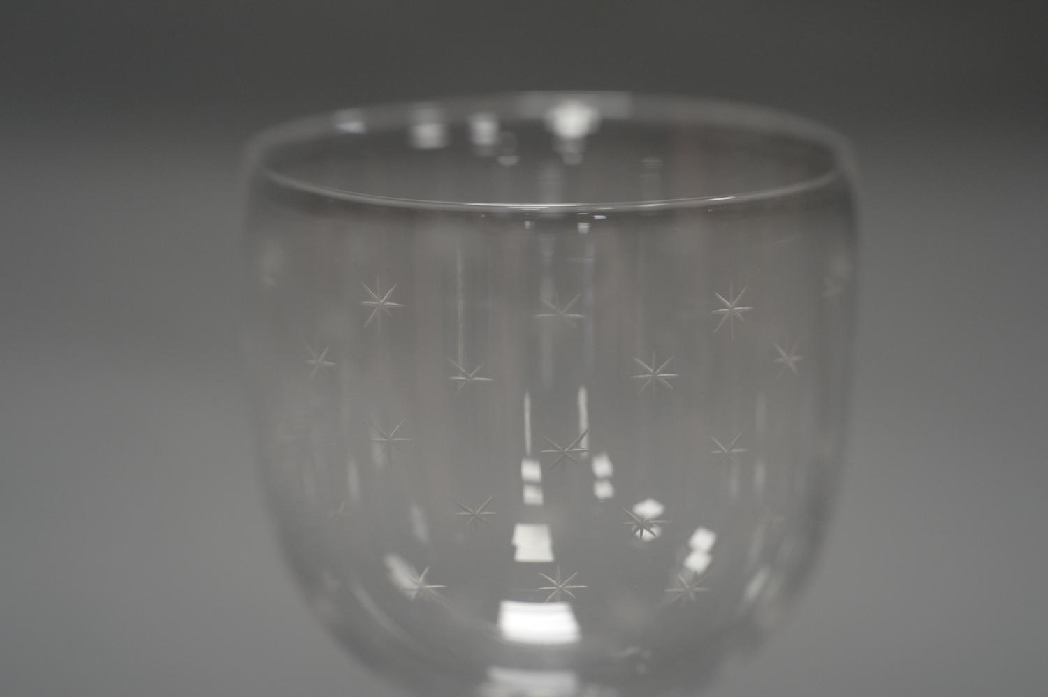 A SET OF FIFTEEN CRYSTAL SHERRY GLASSES. Each embellished with hand cut stars - Image 3 of 3