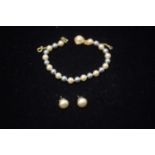 MAJORICA PEARL BRACELET AND EARRING SET.