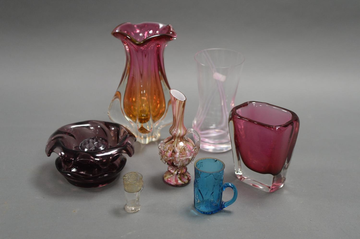 A SELECTION OF MODERN AND VINTAGE DECORATIVE GLASSWARE