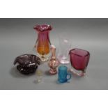 A SELECTION OF MODERN AND VINTAGE DECORATIVE GLASSWARE