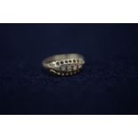 AN 18CT GOLD RING, SET WITH 5 STONES. Size O, weight 1.8g