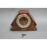 AN ART DECO STYLE MANTLE CLOCK, MEASURING 22CM HIGH.