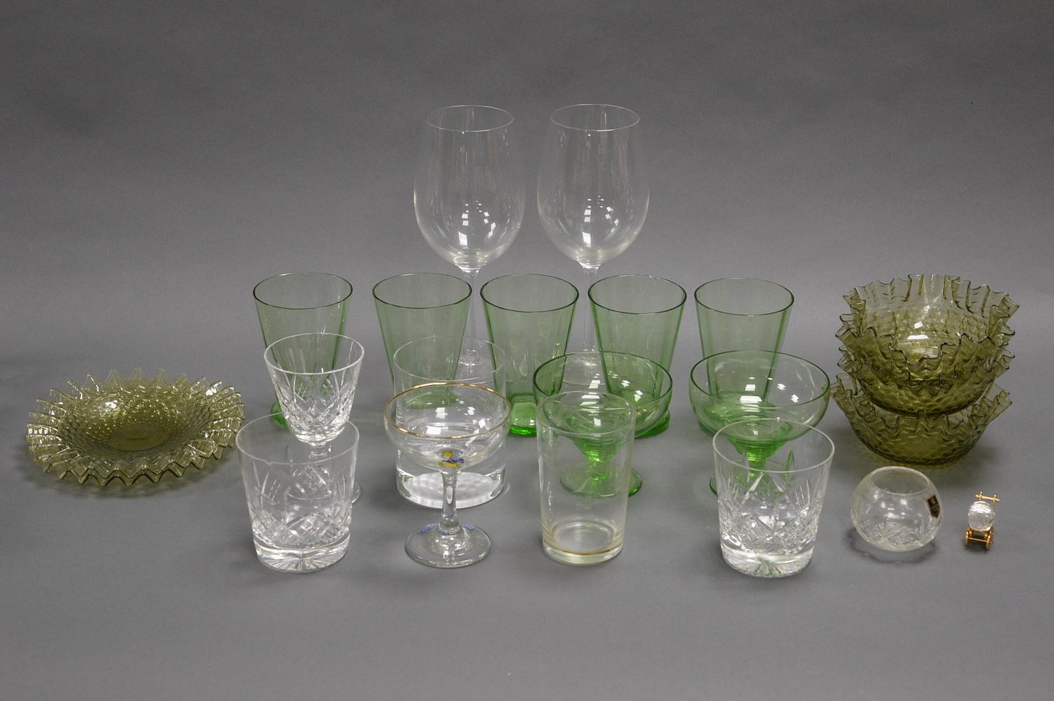 TWENTY ONE PIECES OF MISMATCHED GLASSWARE