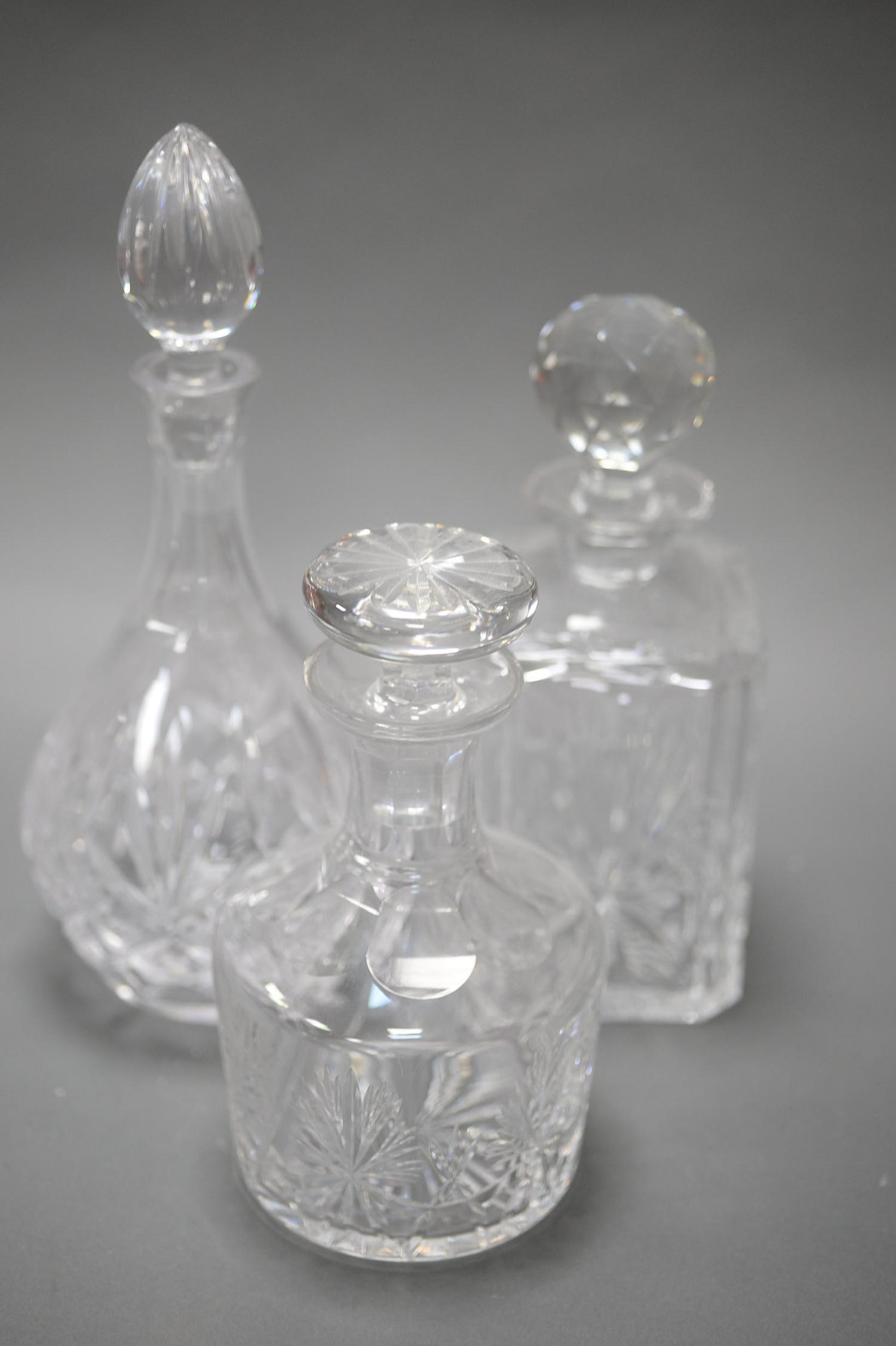 A COLLECTION OF FIVE PIECES OF GOOD QUALITY CRYSTAL, INCLUDING THREE DECANTERS - Image 3 of 3