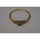AN 8CT GOLD RING, SET WITH A SMALL EMERALD. WEIGHT 1.4G