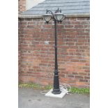 FLOOR STANDING INDOOR OR OUTDOOR STREETLAMP-STYLE 3-BRANCH LIGHT. BLACK METAL ON BASE. Height 210cm.