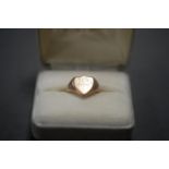 9ct GOLD CREST RING. Size M. Total weight 4g.