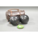 A PAIR OF HENSELITE CARPET BOWLS, IN CARRYING CASE