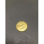 A 9ct GOLD SOVEREIGN PENDANT, WEIGHT 8gm