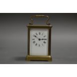 A SMALL BRASS-CASED CARRIAGE CLOCK. UNMARKED ENAMEL DIAL WITH BEVELLED GLASS FACE AND HEAT-BLUED