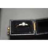 18CT GOLD DIAMOND RING. BRILLIANT CUT DIAMOND FLANKED BY FOUR SMALLER DIAMONDS. Size M. Total weight