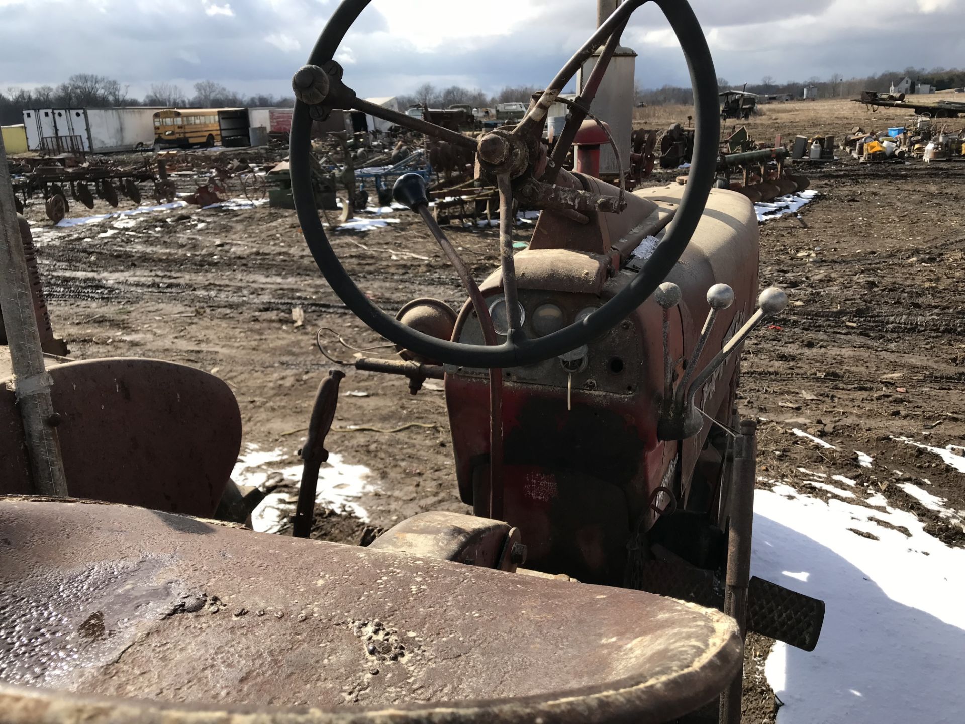 FARMALL 300 TRACTOR, NON RUNNING, MOTOR FREE, FAST HITCH - Image 7 of 7