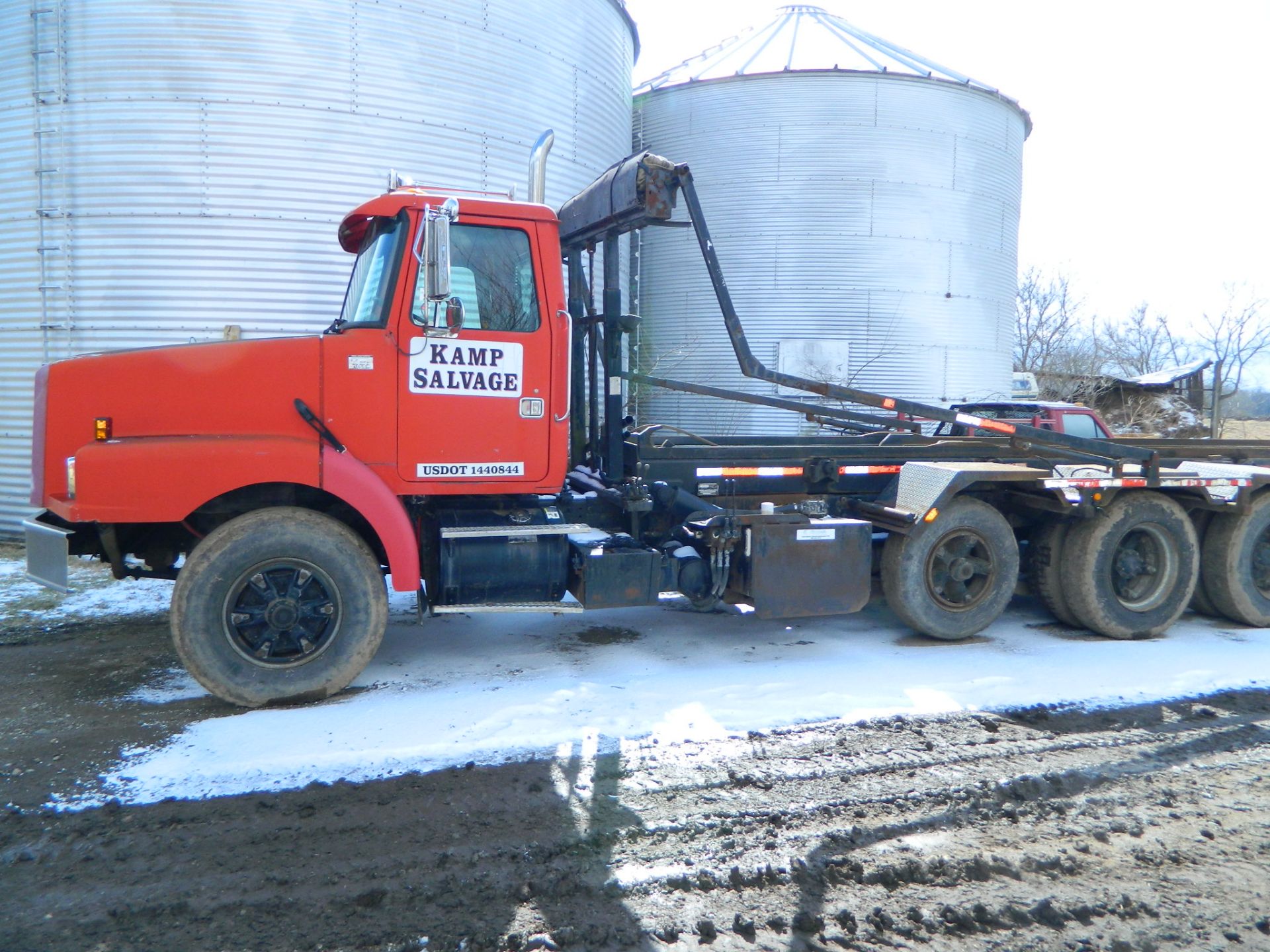 1997 VOLVO TRI AXLE ROLL OFF TRUCK WITH TARP