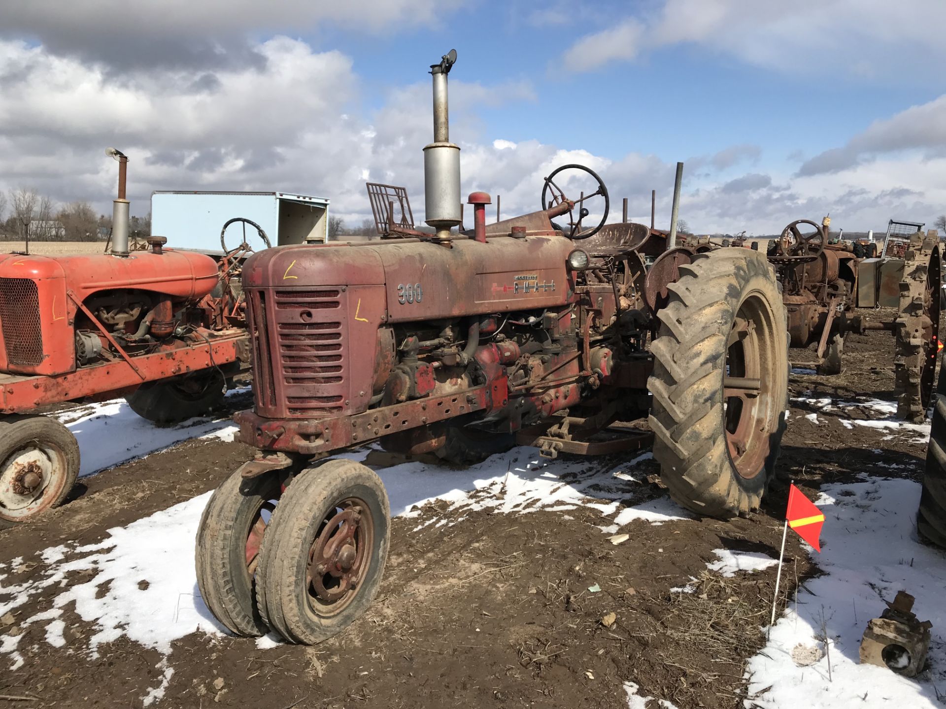 FARMALL 300 TRACTOR, NON RUNNING, MOTOR FREE, FAST HITCH