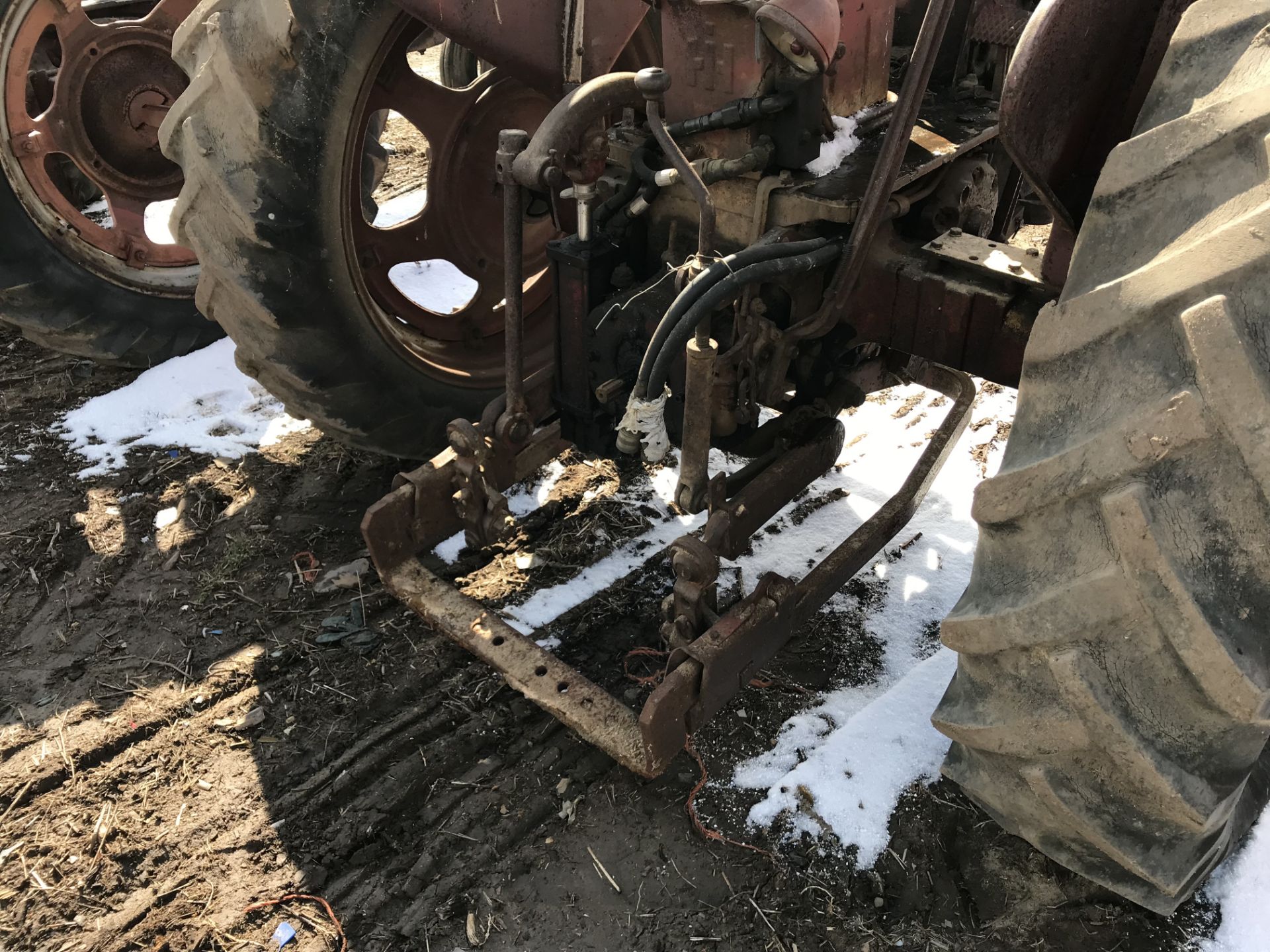 FARMALL 300 TRACTOR, NON RUNNING, MOTOR FREE, FAST HITCH - Image 4 of 7