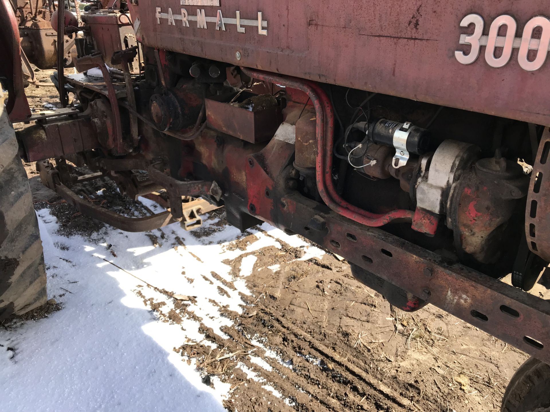 FARMALL 300 TRACTOR, NON RUNNING, MOTOR FREE, FAST HITCH - Image 3 of 7