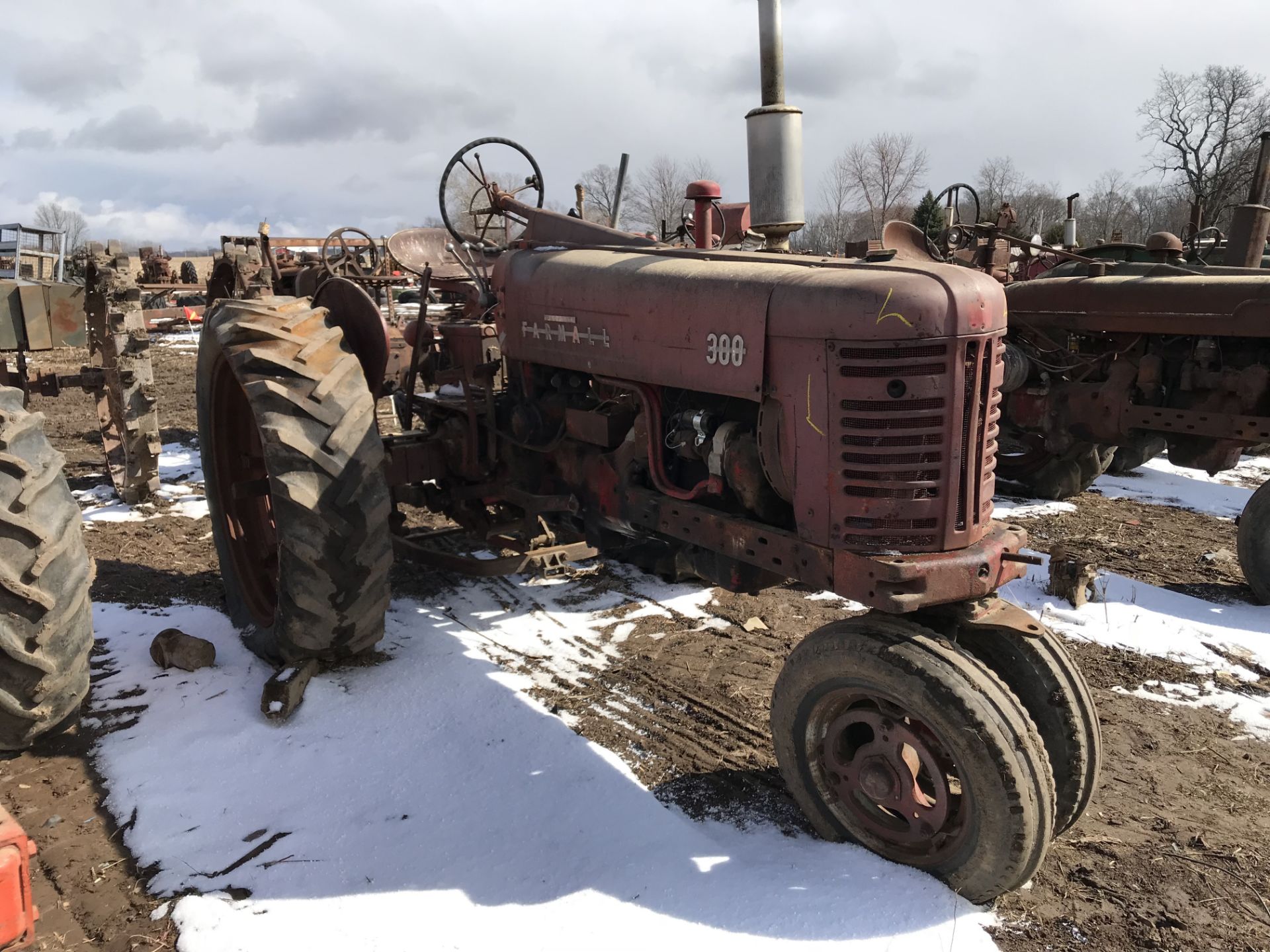 FARMALL 300 TRACTOR, NON RUNNING, MOTOR FREE, FAST HITCH - Image 2 of 7