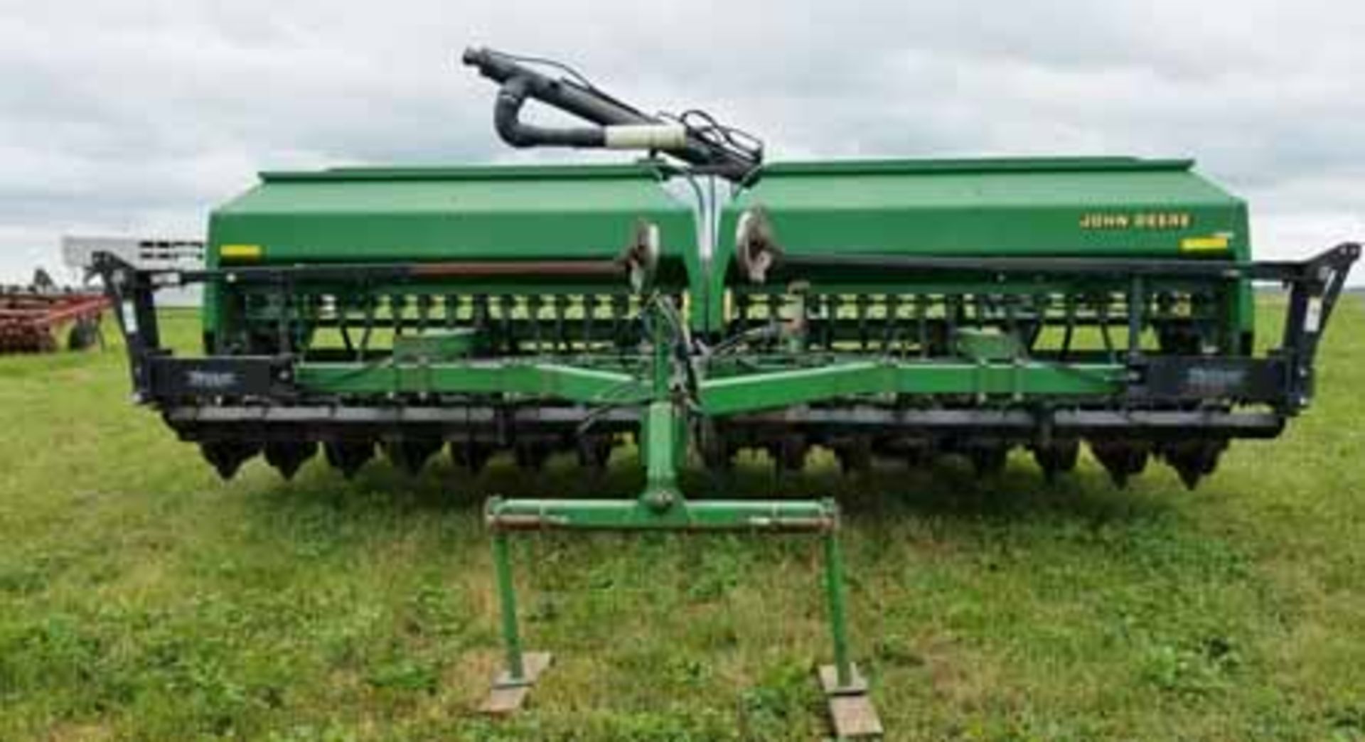 JOHN DEERE 1560 NO-TILL GRAIN DRILL, 20', YETTER MARKERS, FILL AUGER, LESS THAN 500 ACRES ON