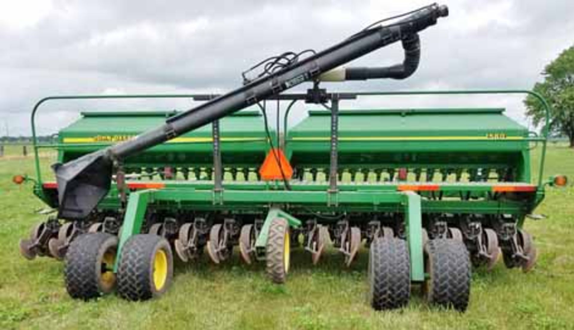 JOHN DEERE 1560 NO-TILL GRAIN DRILL, 20', YETTER MARKERS, FILL AUGER, LESS THAN 500 ACRES ON - Bild 2 aus 5