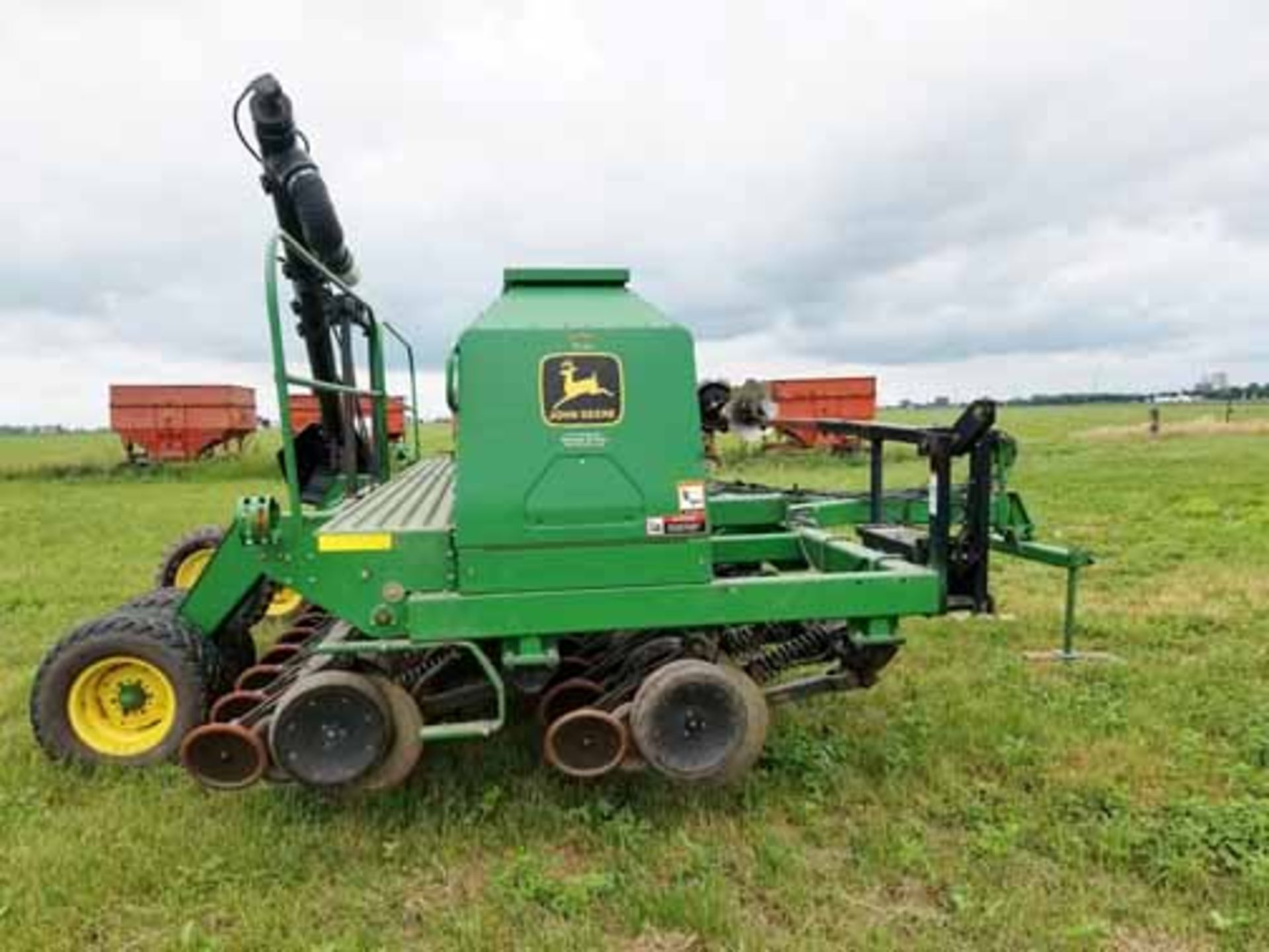 JOHN DEERE 1560 NO-TILL GRAIN DRILL, 20', YETTER MARKERS, FILL AUGER, LESS THAN 500 ACRES ON - Bild 3 aus 5