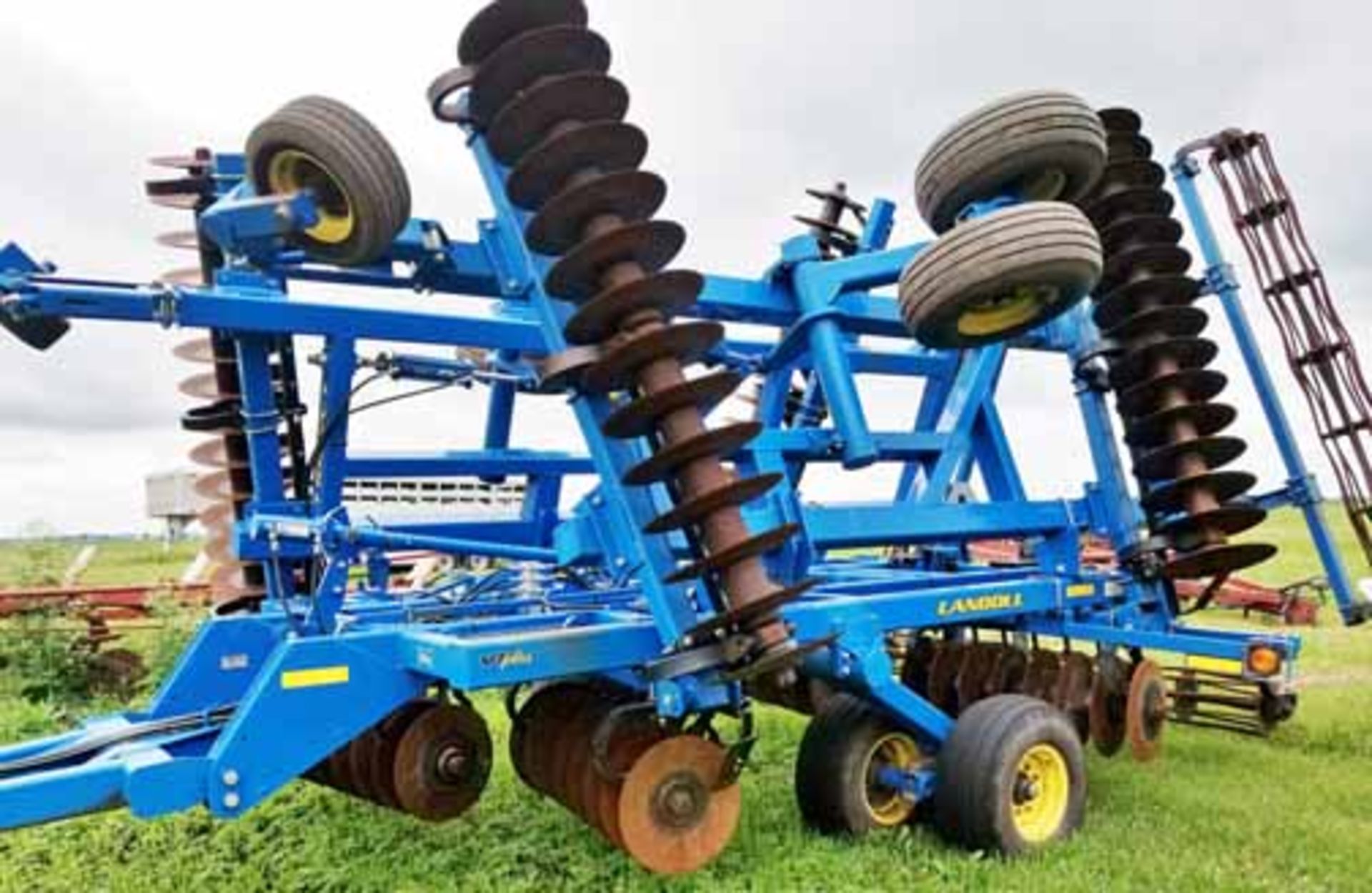 LANDOLL 7431 VT PLUS VERTICAL TILLAGE TOOL, 26'