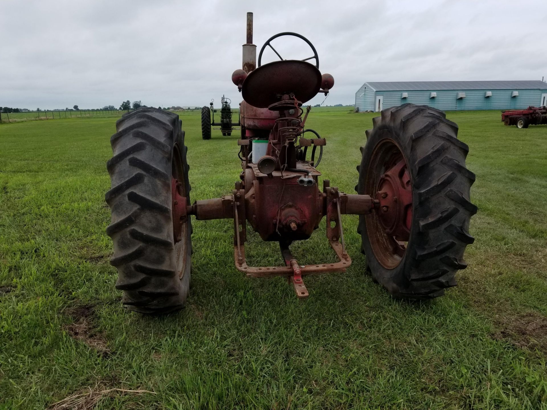 INTERNATIONAL M TRACTOR, NARROW FRONT, LIVE HYDRAULIC, RUNS, BUT CLUTCH IS STUCK, WEAK ON 2 - Bild 4 aus 4