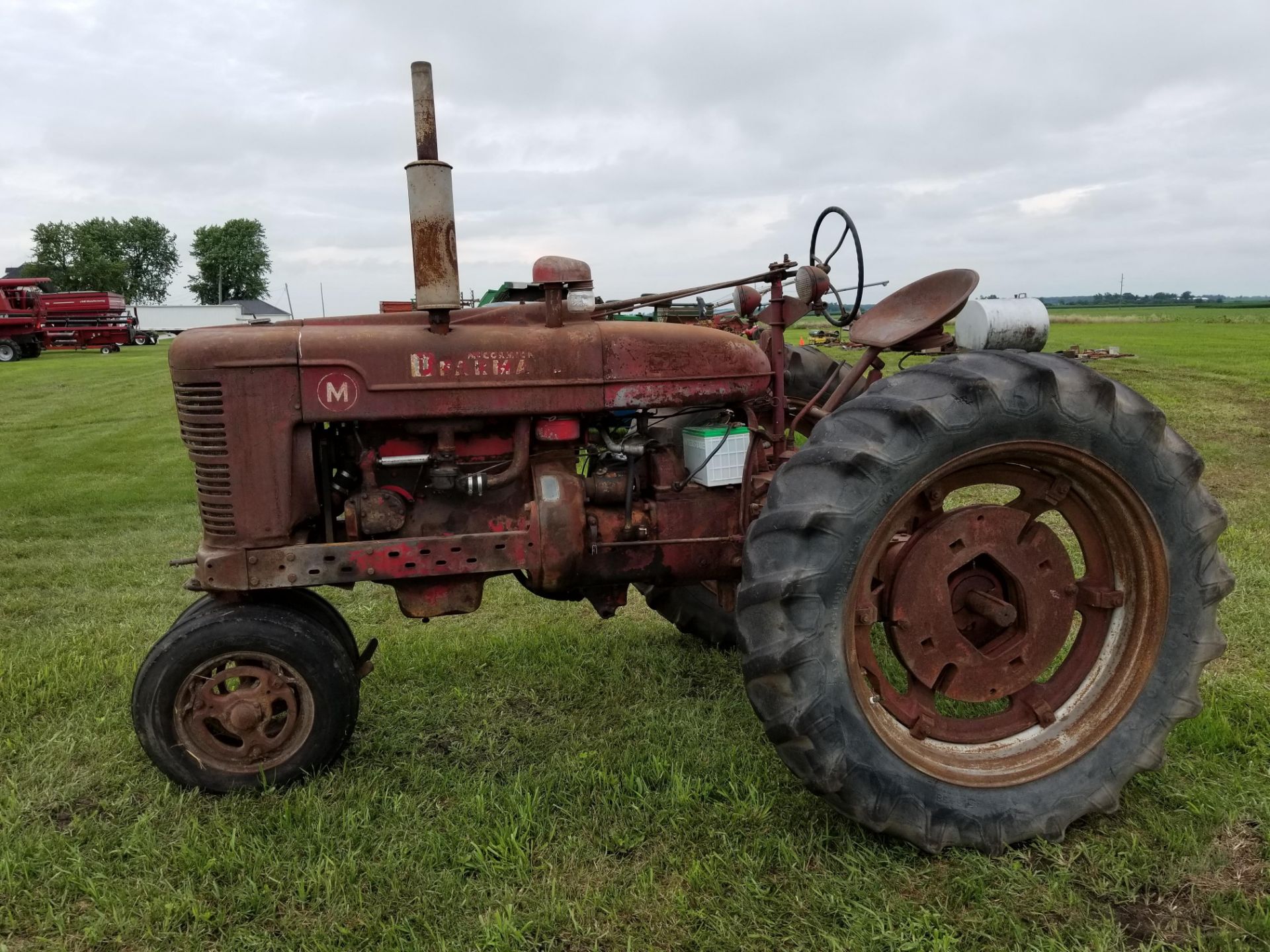 INTERNATIONAL M TRACTOR, NARROW FRONT, LIVE HYDRAULIC, RUNS, BUT CLUTCH IS STUCK, WEAK ON 2 - Bild 3 aus 4